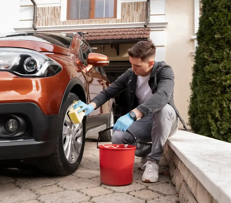 Lavage auto à domicile Sacquenville : professionnel intervenant sur un véhicule